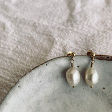 Load image into Gallery viewer, Ellie Classic Pearl Studs