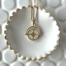 Load image into Gallery viewer, Wanderer Pendant w/ Box Chain
