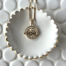 Load image into Gallery viewer, Wanderer Pendant w/ Box Chain
