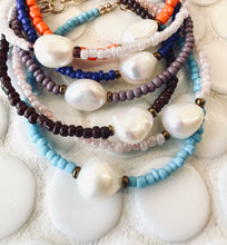 Load image into Gallery viewer, Beaded Bracelet with Central Pearl
