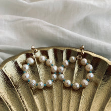 Load image into Gallery viewer, Cream Pearl Daily Wreath Stud

